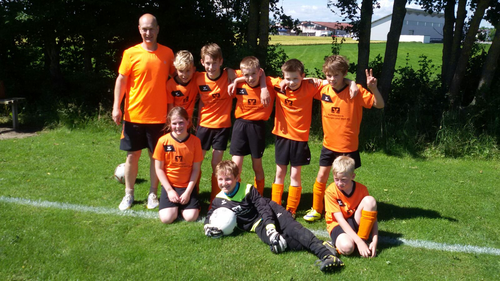 Auf dem Bild von links: Trainer Alois Dörle, Noah Balletshofer, Tobias Stiastny, Noah Frisch, Simon Wagner, Peter Sigel, Katja Dörle, Torhüter Sebastian Zott und Julian Kargl